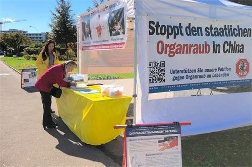 '图7：在瑞士阿尔邦，民众签名声援法轮功学员反迫害。'