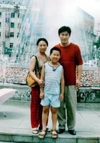 '邓玉林（右一）、滕红涛和儿子邓忠博一家人'