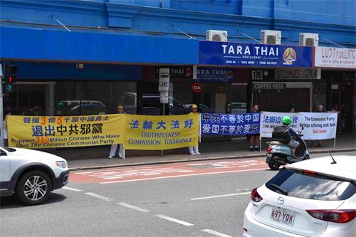 '图1：澳洲昆士兰部份法轮功学员在中国城（China Town）交通要道附近举横幅；声援三亿五千万中国人“三退”。'