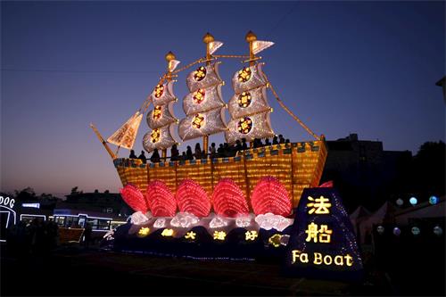 '图1～2：巨型法船花灯璀璨耀眼，成为二零二零年台湾灯会亮点之一。'