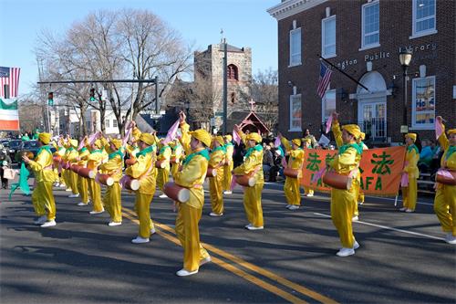 '图1～2：2020年3月1日、7日、8日，纽约法轮功腰鼓队连续被邀请参加美国东部三个地区的圣派翠克节日（St. Patrick’s Day）游行。图为3月8日的游行活动。'
