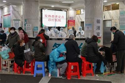 '图10：1月24日，武汉一家医院等待就医的病人（瘟疫初期的确诊和收治极为有限）'
