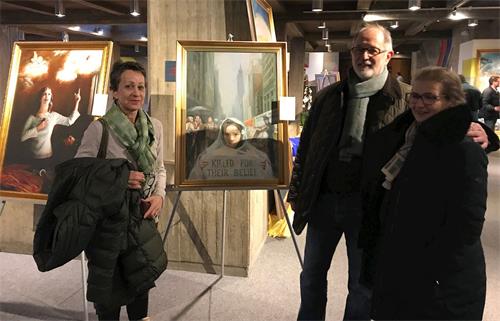 '图2：玛瑞·卡乌尼尔（Marie Cavelier，左）女士和海讷夫妇一同来看画展。（Elke/明慧）'