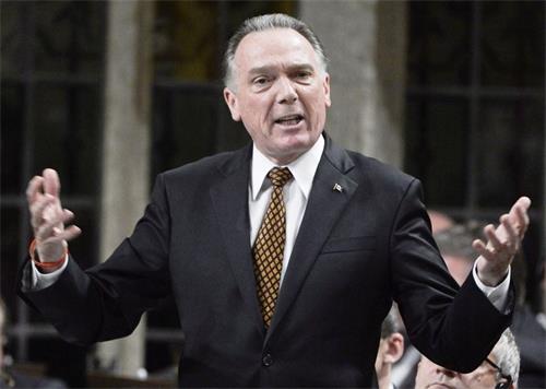 '图2：加拿大保守党国会议员、预备内阁移民、难民和公民部长彼得·肯特（Peter Kent）先生。'