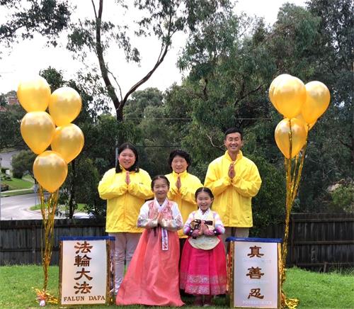 '图3：法轮功学员孙女士（左一）和家人同修恭贺李洪志师尊华诞。'