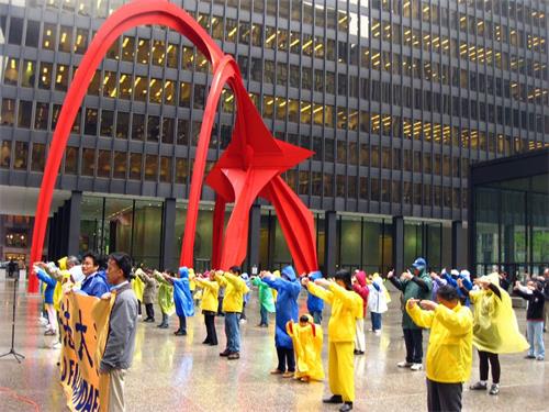 '图4：二零零九年五月，部份美国中部地区学员芝加哥合影，庆祝世界法轮大法日'