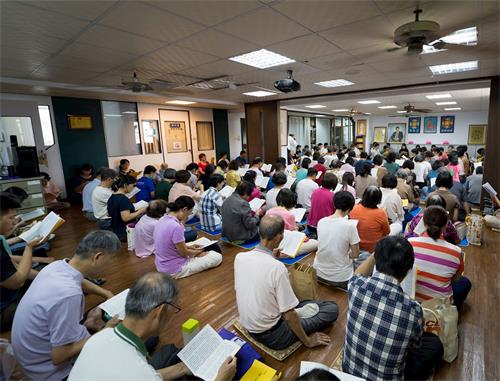 '图1：台湾府城部份法轮功学员于二零二零年五月三日举办一日学法感恩活动，集体学法交流互勉精進。'