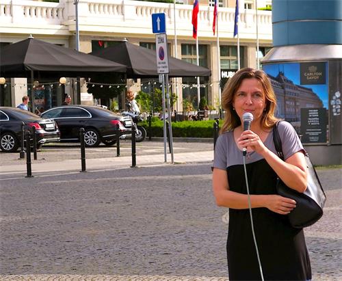 '图5：布拉迪斯拉发老城区市长Zuzana Aufrichtova在集会上发言'