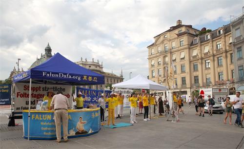 '图1：二零二零年八月十五日，法轮功学员在慕尼黑卡尔斯广场（Karlsplatz）举办信息日活动。'