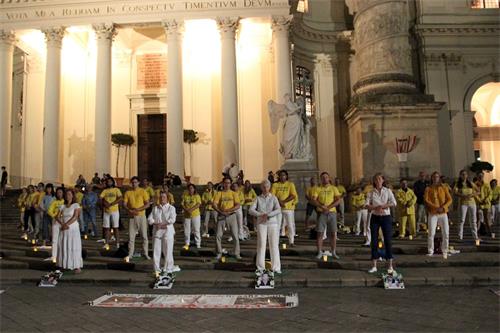 '图1～3：在维也纳圣卡尔教堂前夜悼被迫害致死的法轮功学员，揭露中共迫害罪行'