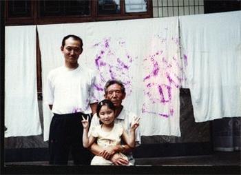 '从劳教所保外回来的刘永旺与五岁的女儿，还有父亲的合影'