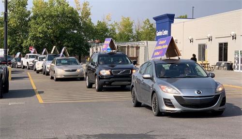 '图9：真相车队行驶到卡尔加里最南部的Shawnessy商业中心，经过沃尔玛超市。'
