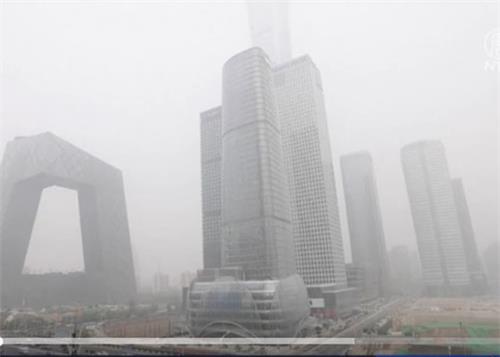 图：二零二一年十一月六日，北京城一早大雾弥漫。（视频截图）