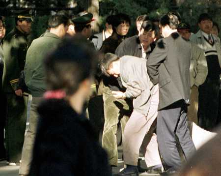 10月29日北京图片：正在遭到逮捕的法轮功学员 