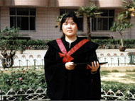 董翠芳获得学士学位时的照片
