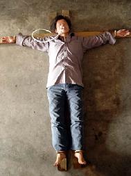 酷刑演示：法轮功学员被绑在“十字”架上