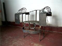 刑具“铁椅子”：由铁管焊制，靠背为铁板。受刑者身体被完全固定在椅子上不能动