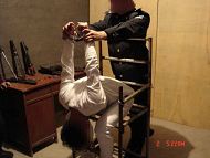 图3：演示铁老虎椅酷刑之一