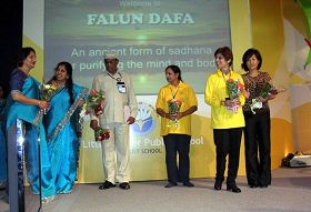 法轮功学员的功法演示，荣获印度全国学校协会献花