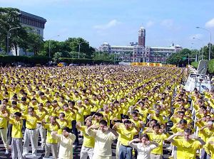 法轮大法弘传一百多个国家与地区，图为台湾法轮功学员在台湾总统府前万人炼功，声援诉江案