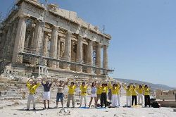 二零零七年八月，法轮功学员在雅典卫城帕特农神殿展示法轮桩法