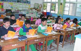 台湾一小学某班级建立了明慧组，明慧组的孩子在诵读法轮功的著作《洪吟》，脸上祥和欢快。