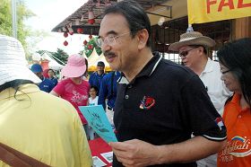 马六甲州首席部长（中）也前来了解法轮功，他在离开前不忘带走一份真相资料