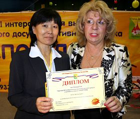 莫斯科法轮大法学会代表接受“儿童体育王国”颁发给法轮大法的奖状