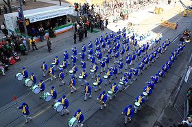 二零零九年三月十五日，由一百多名法轮功学员组成的天国乐团参加了加拿大多伦多一年一度的圣派翠克节游行