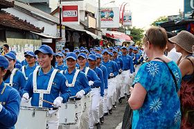 亚太天国乐团参加印尼巴厘岛游行，备受欢迎