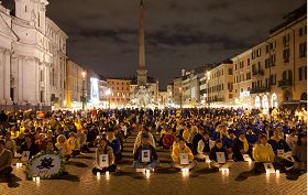 傍晚六点，法轮功学员在四河喷泉广场举行了烛光守夜，悼念在中国大陆被中共迫害致死的法轮功学员。