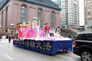 二零一零年芝加哥感恩节大游行中的法轮功游行队伍