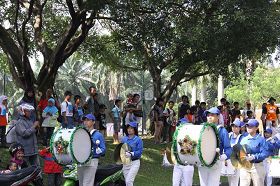 '天国乐团在雅加达印尼雅加达著名的微缩公园进行圣诞游行'