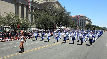 美国首都独立日大游行　天国乐团受欢迎（图）