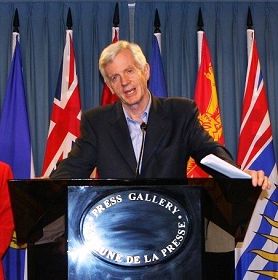 加拿大资深政治家大卫‧乔高在新闻发布会上