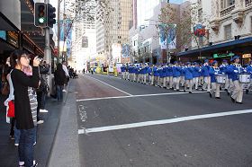 法轮功学员在悉尼举行反迫害大游行