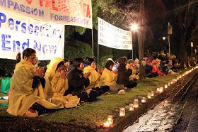 墨尔本中领馆门前，法轮功学员在雨中举行烛光悼念活动