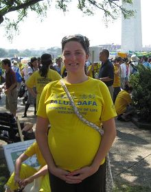 怀有七个月身孕的法轮功学员尼珂（Nicole）