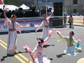 大费城明慧中文学校学生表演的莲花舞受到欢迎
