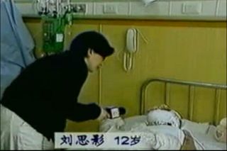 “重度烧伤的”刘思影做了气管切开插管后，在病房接受记者（不穿隔离服，不戴口罩）采访，还能唱歌。