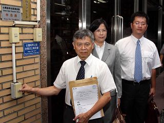 台湾法轮大法学会理事长张清溪教授（左）及律师团代表在台湾高等法院按铃控告广东省省长黄华华违反“残害人群罪”及“民权公约”规定。