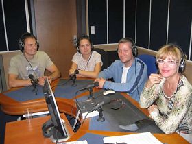 二零一零年七月二十六日，保加利亚法轮功学员们和主持人（右）在电台的直播间内。