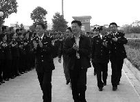 湖北省“610”头目杨松（中）到湖北省女子劳教所指挥迫害