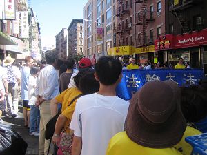 天国乐团带领的游行队伍吸引曼哈顿中国城路人