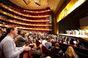 二零一一年元月十六日下午，神韵纽约艺术团在美国林肯中心大卫寇克剧院的第十场演出落幕