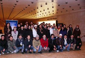 四十五名大陆华人一起在林肯中心集体观看神韵。
