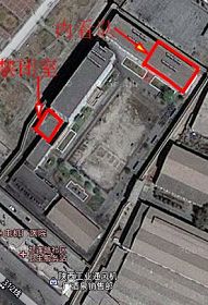GOOGLE卫星地图上酒泉监狱监舍，右方框曾是内看队文化室，曾迫害过吕全义、王效东，左方框是禁闭室。