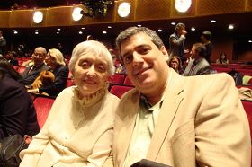二零一一年，萨利斯特．赫姆女士和先生坐在林肯中心的最好座位上观看神韵