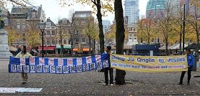 法轮功学员在贾庆林到访之际举行抗议活动