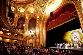 ：二零一一年二月十一日晚，神韵纽约艺术团在麻州波士顿的首场演出圆满落幕，全场观众起立鼓掌